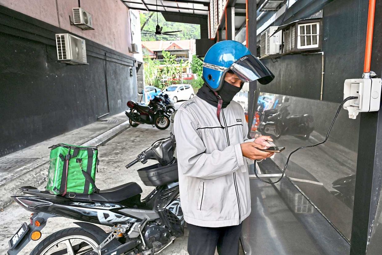 Selayang Municipal Council has built a food delivery rider's pit stop at Jalan 2/16 Dataran Templer. — RAJA FAISAL HISHAN/The Star