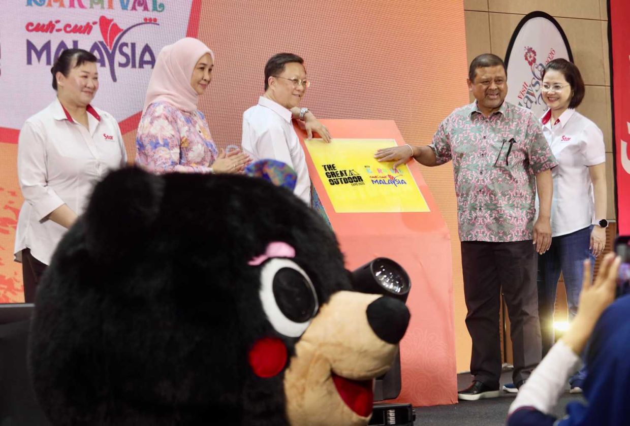 SERDANG: Tourism Malaysia director-general Datuk Manoharan Periasamy (second from right)and Star Media Group (SMG) chief executive officer Chan Seng Fatt (centre) at the launch of The Great Outdoor 2025 (TGO) in collaboration with Karnival Cuti-Cuti Malaysia (KCCM) at MAEPS Serdang. Also in attendance are (from left) SMG chief content officer Datin Paduka Esther Ng, Tourism Malaysia deputy director-general Datuk Rafidah Idris and SMG chief operating officer Lydia Wang. —Low Lay Phon/The Star