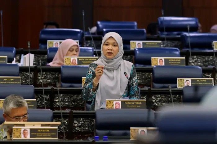 KUALA LUMPUR, 16 Okt -- Menteri Pendidikan Fadhlina Sidek ketika sesi pertanyaan-pertanyaan bagi jawab lisan pada Mesyuarat Ketiga Penggal Ketiga, Majlis Parlimen ke-15 Dewan Rakyat di Bangunan Parlimen hari ini.-- fotoBERNAMA (2025) HAK CIPTA TERPELIHARA