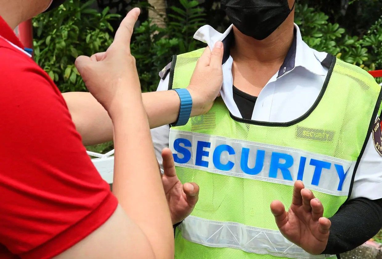 A recreated scene of a security guard being grabbed by the collar. —SAMUEL ONG/The Star(pictures for metro use only)Reporter: Bavani