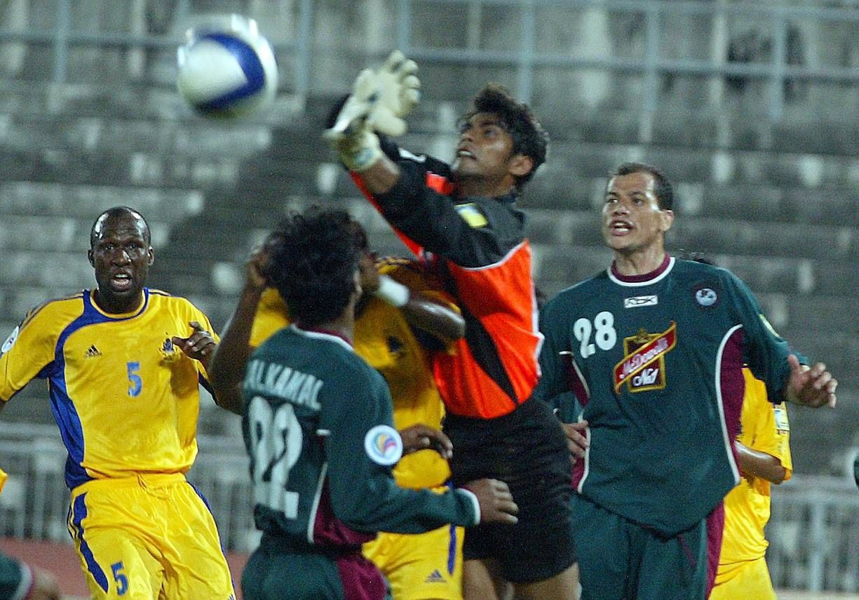 MOHUN BAGAN(INDIA)'S GOALKEEPER SHILTON PAUL SAVES THE BALL IN A GOAL ATTEMPT BY PAHANG(IN YELLOW) PLAYERS. IN THE AFC CUP TOURNAMENT, PLAYED IN DARUL MAKMUR STADIUM ,KUANTAN, LAST NIGHT.