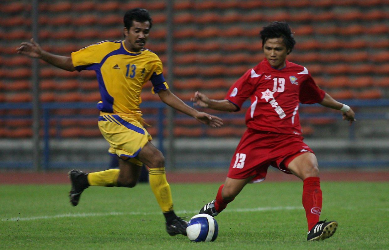 Jaihan Kittisak of Osotspa and Sahrulnizam of Pahang fighting for the ball during their match at Shah Alam Stadium yesterday