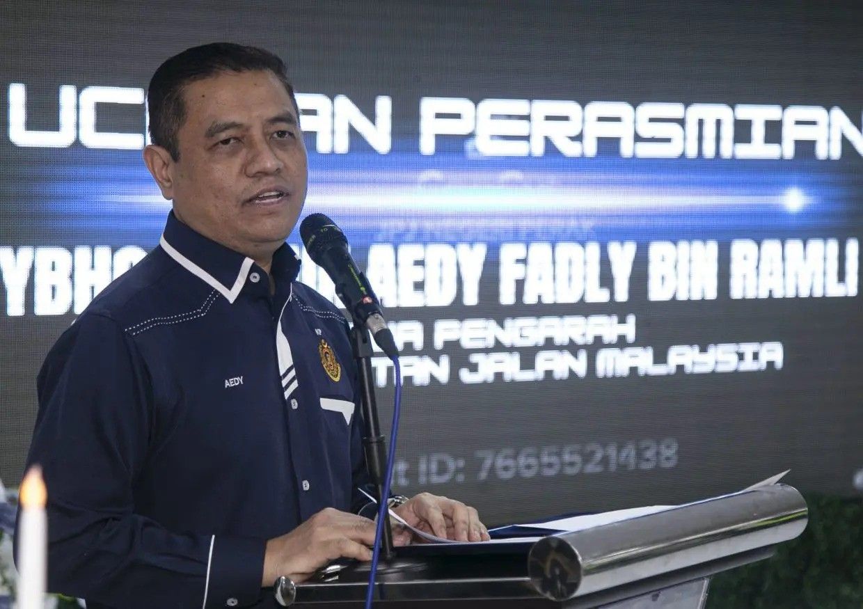 TELUK INTAN , 25 Nov -- Ketua Pengarah Pengangkutan Jalan Malaysia Datuk Aedy Fadly Ramli berucap pada Majlis Perasmian Penutup Program MyLesen 2024 JPJ Negeri Perak di sini.--fotoBERNAMA (2024) HAK CIPTA TERPELIHARA