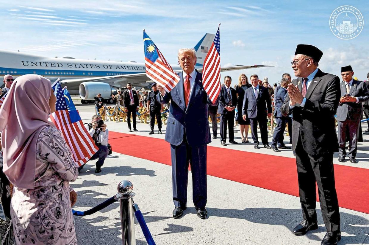 YAB Perdana Menteri, Dato' Seri Anwar Ibrahim YAB Perdana Menteri, Dato' Seri Anwar Ibrahim semasa menyambut ketibaan Presiden Amerika Syarikat, Donald Trump di Kompleks Bunga Raya, Subang. 26 Oktober 2025 Pic from AFIQ HAMBALI/Pejabat Perdana Menteri.
