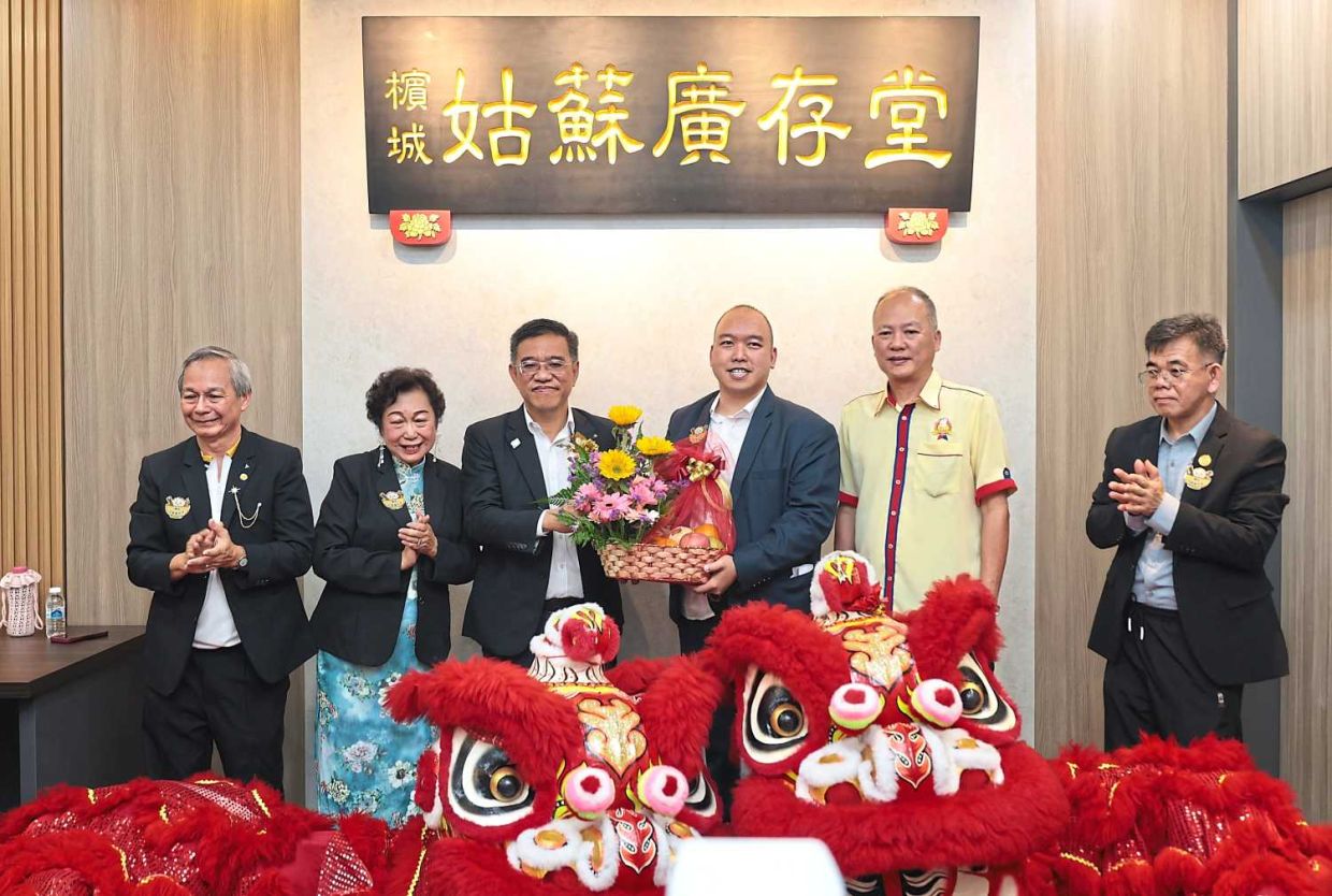 Penang tourism and creative economy committee chairman Wong Hon Wai (third from left) with Penang Koo Soo Kwong Choon Tong Restaurant and Tea Shop Association president Dr Leong Kok Fei (third from right) strike a pose with the Lion Dancers and other representatives from the association during their 150th Anniversary celebrations and opening of their new building at Jalan Icon City in Bukit Mertajam, Penang. (October 16, 2025) — ZHAFARAN NASIB/The Star.