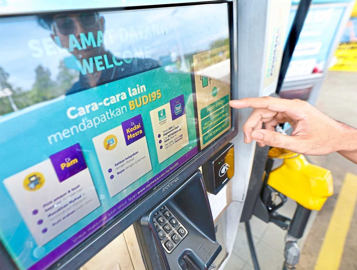 Motorist fueling petrol using BUDI95 subsidy at petrol station in Klang Valley. Story plan on petrol BUDI 95 roll in. — FAIHAN GHANI/The Star