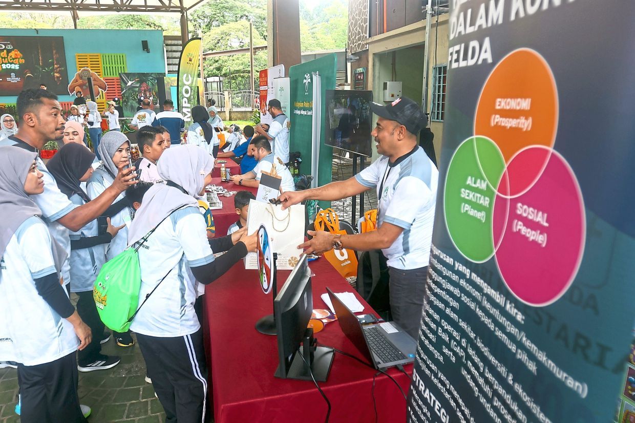 Participants joining in the Q and A session at the exhibitors booths in conjunction of the World Orang Utan's Day.--(3rd November 2025)--RONNIE CHIN/The Star