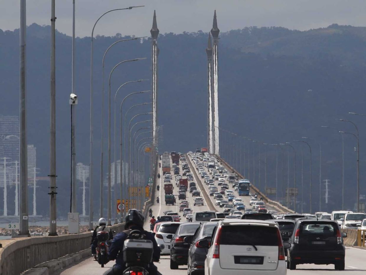(file pix) Heavy traffic along Penang Bridge .Some 200,000 additional vehicles expected to enter the island from Sept 13 to 16 for the Malaysia Day celebrations.( January 27, 2025 ) — LIM BENG TATT/The Star