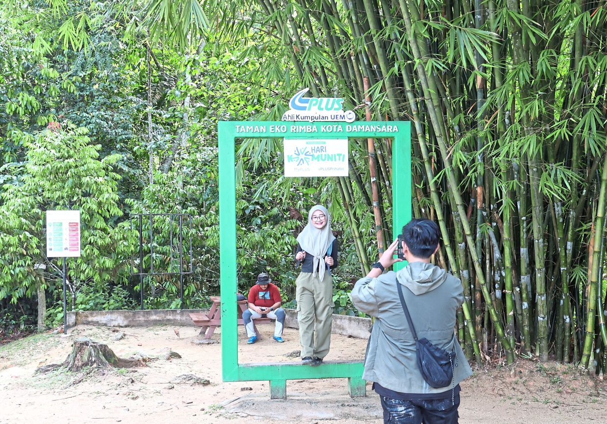 Photos of Hiking trails,hikers and the the entrance in Kota Damansara Community Forest. Story of Community Forest Petaling Jaya Selangor. (SEPT 16 2025) — ART CHEN/The Star