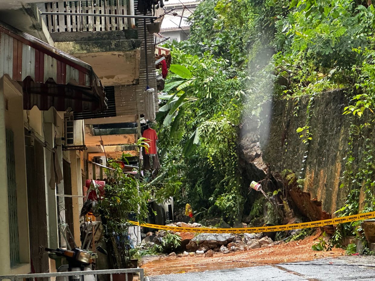 Landslide/ wall collapse behind flats at Block D Jalan Sepadu Flats, Jalan Sepadu 6, Taman United Kuala Lumpur. —LOW LAY PHON/The Star