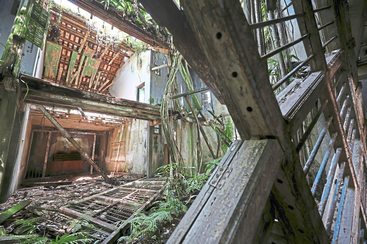 (BRIEF CAPTION): Heah Swee Lee Mansion, a crumbling landmark at the edge of Bukit Tambun. ( August 13, 2025) — CHAN BOON KAI/The Star