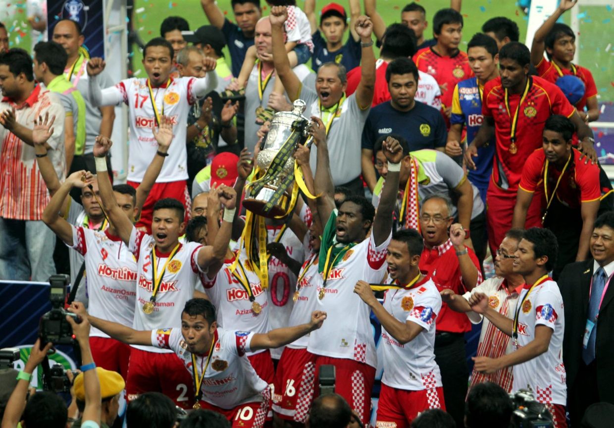 CHAMPION.......Kelantan players celebrate with the FA CUP after beat johor at National Stadium in Bukit Jalil yesterday.(20/06/2013/S.S.KANESAN/THE STAR)