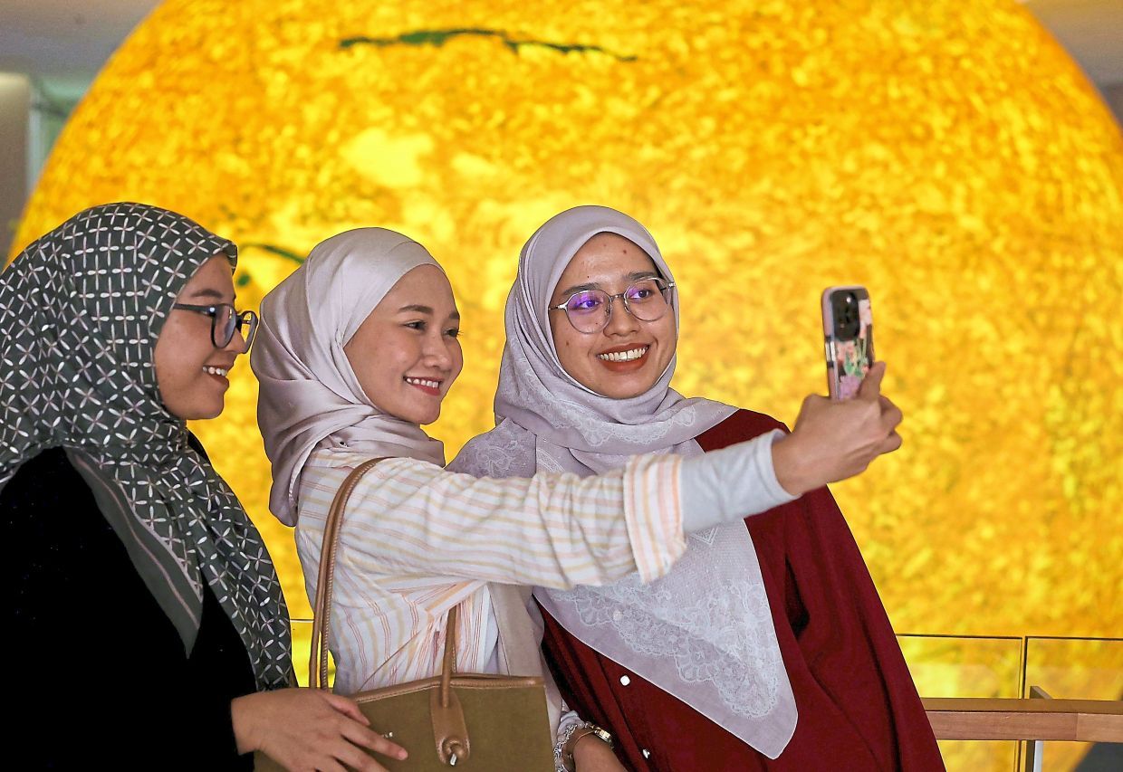 KUCHING, 10 Dis -- (Dari kiri) Amira Rasyidah Aladdin, Fatin Syahiratuniza Masnor dan Nur Syahirah Kamarolzaman berswafoto di hadapan arca replika matahari ‘Helios: The Sun’ yang dipamerkan di Muzium Budaya Borneo, hari ini.‘Helios: The Sun’ adalah karya seni monumental oleh Luke Jerram, artis pelbagai disiplin dari United Kingdom (UK) yang terkenal di peringkat antarabangsa dengan arca dan pemasangan seni awam berskala besar. Antara hasil karyanya terkenal ialah 'Museum of the Moon' (Bulan), 'Gaia' (Bumi), Mars (Marikh) dan yang terbaru 'Helios' (Matahari) yang menggabungkan seni, sains, dan teknologi untuk menginspirasikan orang ramai di seluruh dunia.Karya-karya Jerram direka untuk memupuk rasa hairan, menggalakkan perbincangan, dan membolehkan penonton mengalami fenomena semula jadi dengan cara yang baharu dan mendalam.'Helios: The Sun' akan dipamerkan selama lapan bulan di Muzium Budaya Borneo bermula 17 November lepas hingga 17 Julai 2026.-- fotoBERNAMA (2025) HAK CIPTA TERPELIHARA