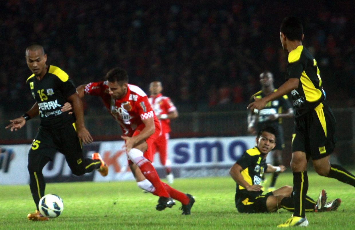 ktbball 52..Kelantan's GilmaDa Silva(right) fighting the ball with Perak's Mohd Idris Ahmad(left) during their Super League match at Sultan Mohd IV Stadium last night.while Perak player's look on/pic bySAZUKI EMBONG/august 1/2015.