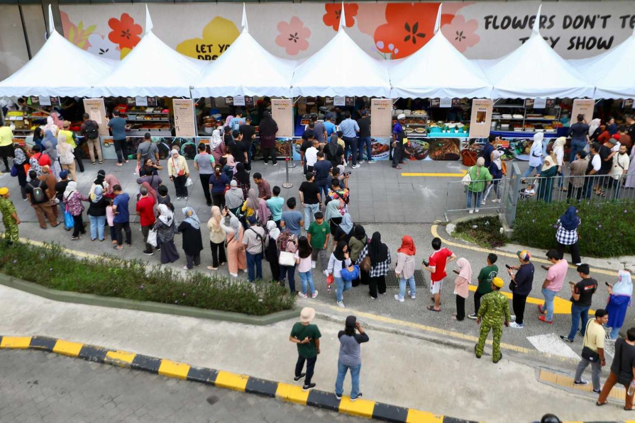 The food lover and Nasi Kandaq fanatics joining the Nasi Kandaq Fest 2023 starting 23rd and 24th of september 2023 at Main Driveway and Main Concourse in Sunway Putra Mall. The Nasi Kandaq Fest 2023 joined by 10 legend of Nasi Kandar in Malaysia. Among them is Nasi Kandar Bawah Pokok, Pelita Nasi Kandar Taman Chai Leng, Hameediyah Restaurants, Nasi Kandar LC and many more. — FAIHAN GHANI/The Star