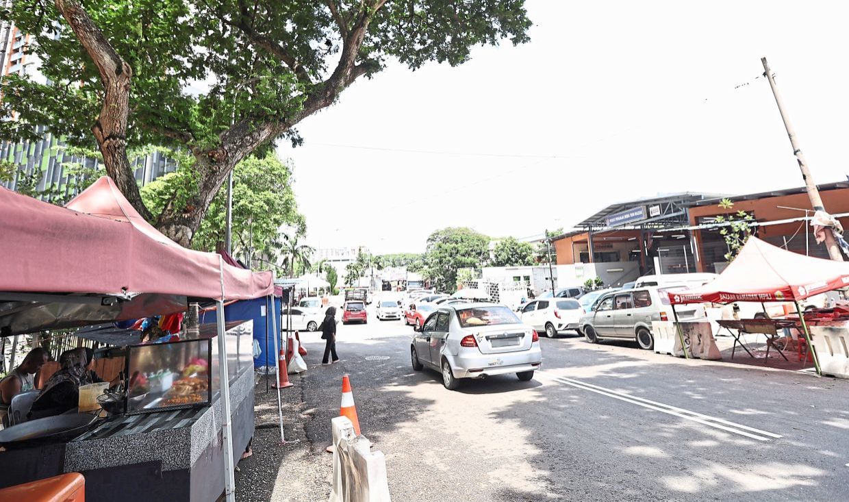 To interview traders association and customers at the food court which recently underwent upgrading works at Pusat Penjaja Desa Tun Razak on November 04 .- AZMAN GHANI/The Star