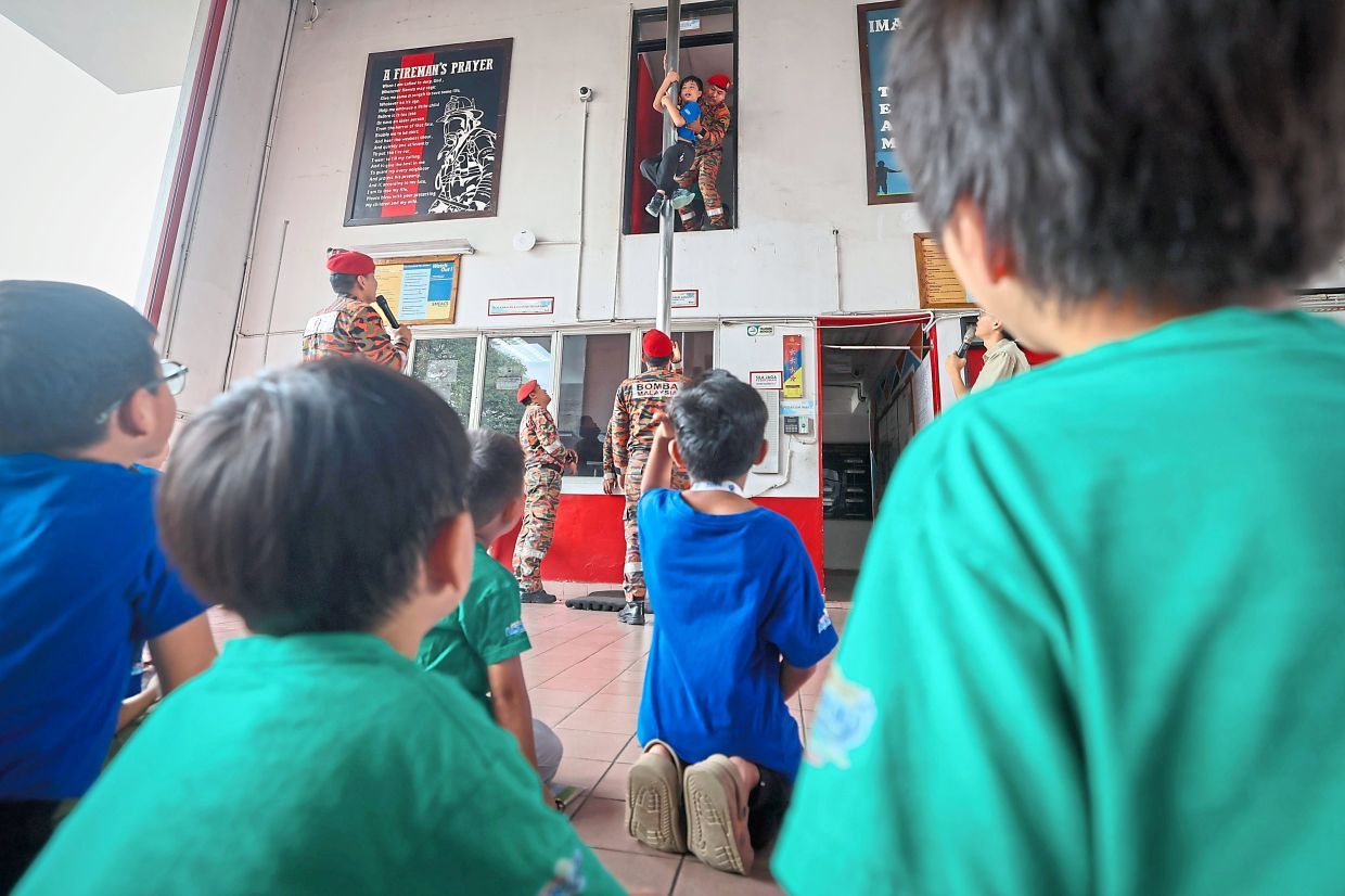 KUALA LUMPUR, 5 Jan -- Anggota Jabatan Bomba dan Penyelamat Malaysia (JBPM) membimbing kanak-kanak mengenai pendedahan keselamatan kebakaran dan sesi latihan kecemasan pada Program Explorer Rangers Taman Tema Sunway dengan kerjasama Jabatan Bomba dan Penyelamat Subang Jaya di Balai Bomba dan Penyelamat Subang Jaya baru-baru ini.--fotoBERNAMA (2026) HAK CIPTA TERPELIHARA