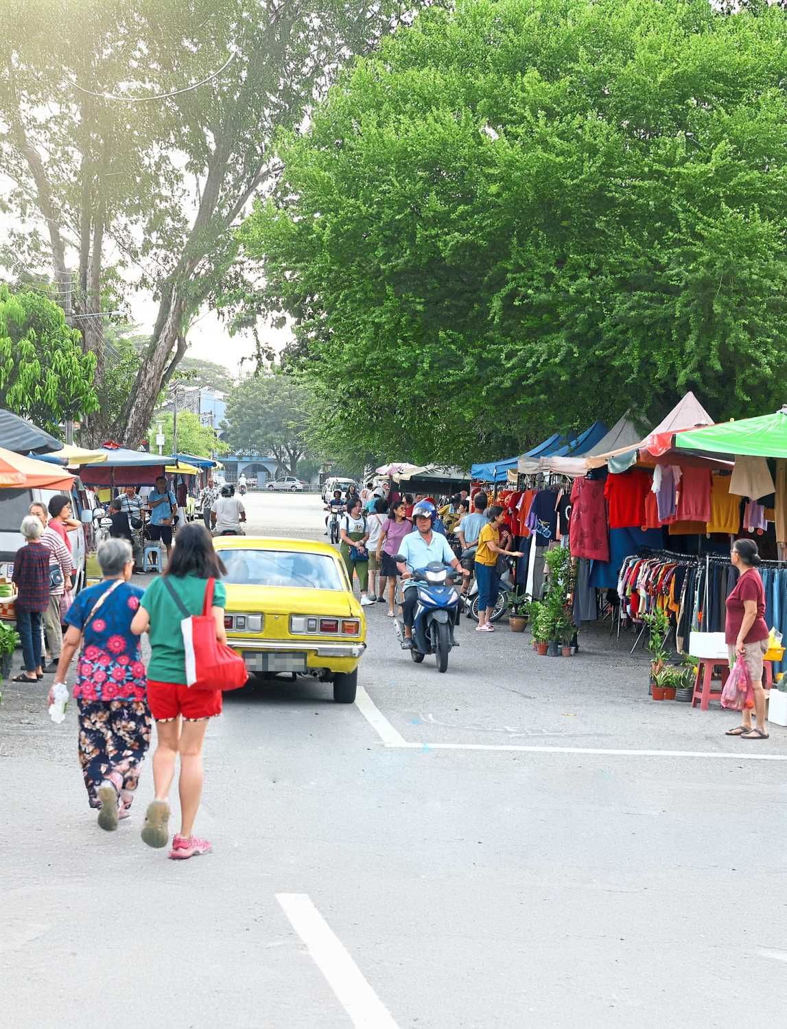 There are many complaints that the First Garden morning market is disrupting the traffic flow at the area.