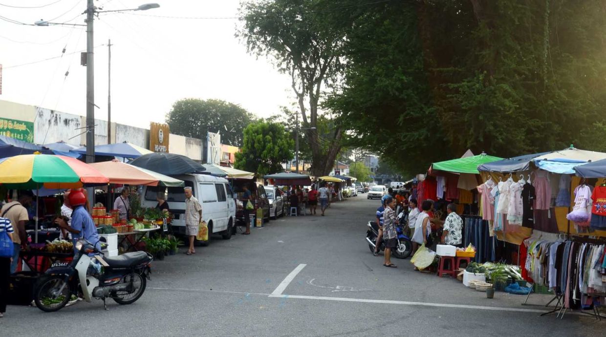 Traders at the First Garden morning market are appealiang to the Ipoh City Council to issue them with proper licenses, and if possible to let them remain at the site.