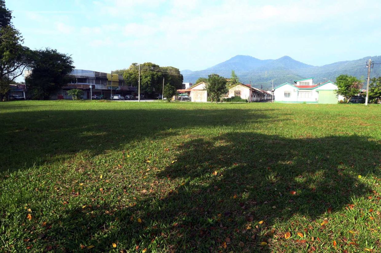 There are also proposasl to relocate the First Garden morning market traders temporary to a nearby field, and once the food court renovation works are done, the traders could move there instead.