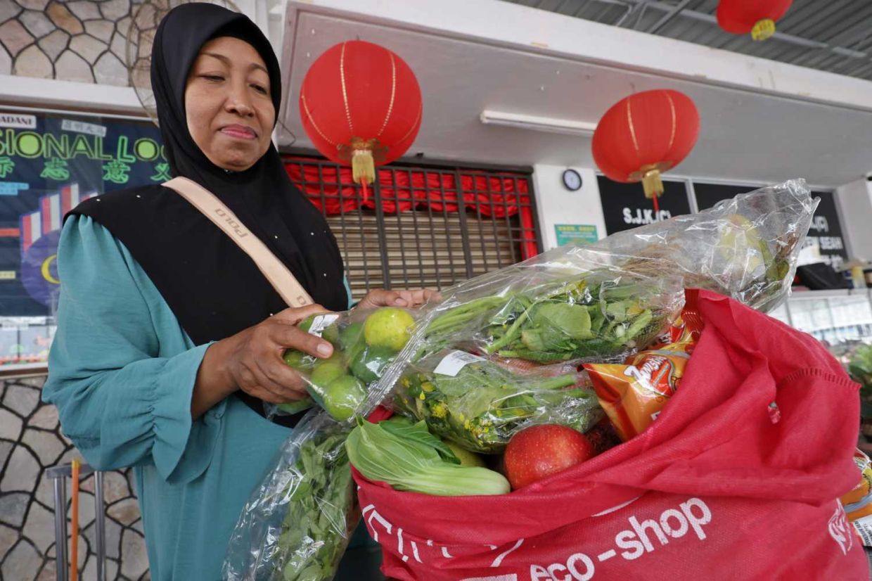 (BRIEF CAPTION): Publics lining up for the vegetables and fruits at the Mutiara Food Bank, collected from various supermarket and wholesalers and distribute throughout Penang.( January 18, 2026 ) ¡ªCHAN BOON KAI/The Star