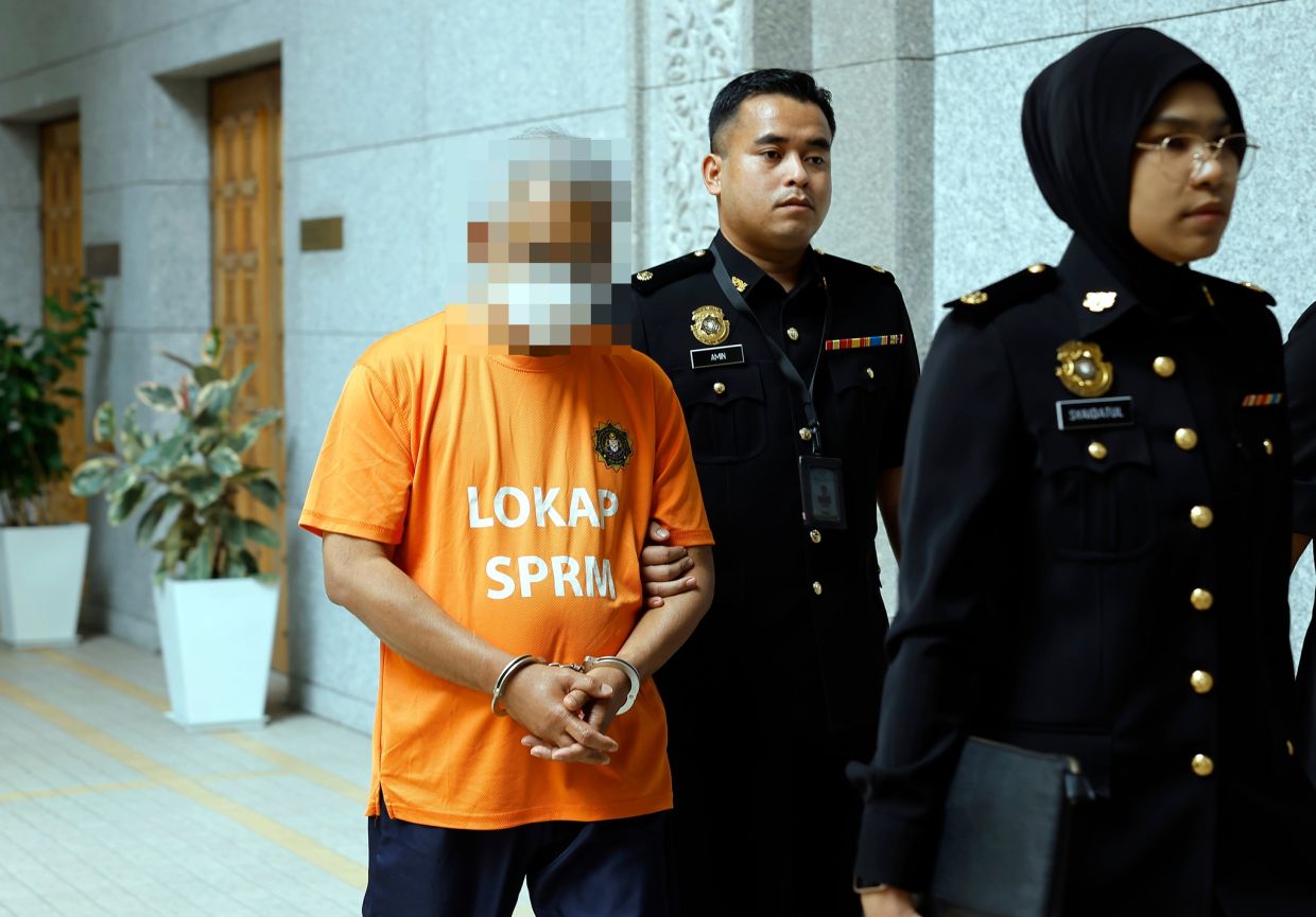 PUTRAJAYA, 22 Jan -- Seorang lelaki bergelar Tan Sri antara dua individu ditahan Suruhanjaya Pencegahan Rasuah Malaysia (SPRM) kerana disyaki terlibat dalam penipuan pelaburan berskala besar dianggarkan bernilai lebih RM300 juta.Suspek berusia 60-an itu direman selama empat hari, bermula hari ini selepas dibenarkan Majistret Ezrene Zakariah di Mahkamah Majistret Putrajaya. --fotoBERNAMA (2026) HAK CIPTA TERPELIHARA