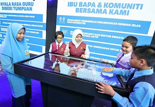 S.K. Serdang's pupils take a closer look of the interective exhibit after the launching of 2026 - 2035 National Education Plan by Prime Minister Datuk Seri Anwar Ibrahim at Dewan Perdana in PICC on January 20.-AZMAN GHANI/The Star