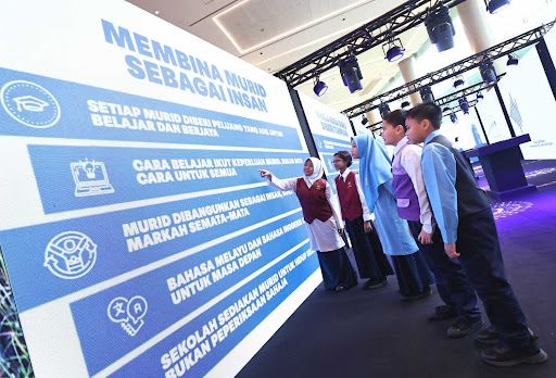 S.K. Serdang's pupils take a closer look of the interective exhibit after the launching of 2026 - 2035 National Education Plan by Prime Minister Datuk Seri Anwar Ibrahim at Dewan Perdana in PICC on January 20.-AZMAN GHANI/The Star