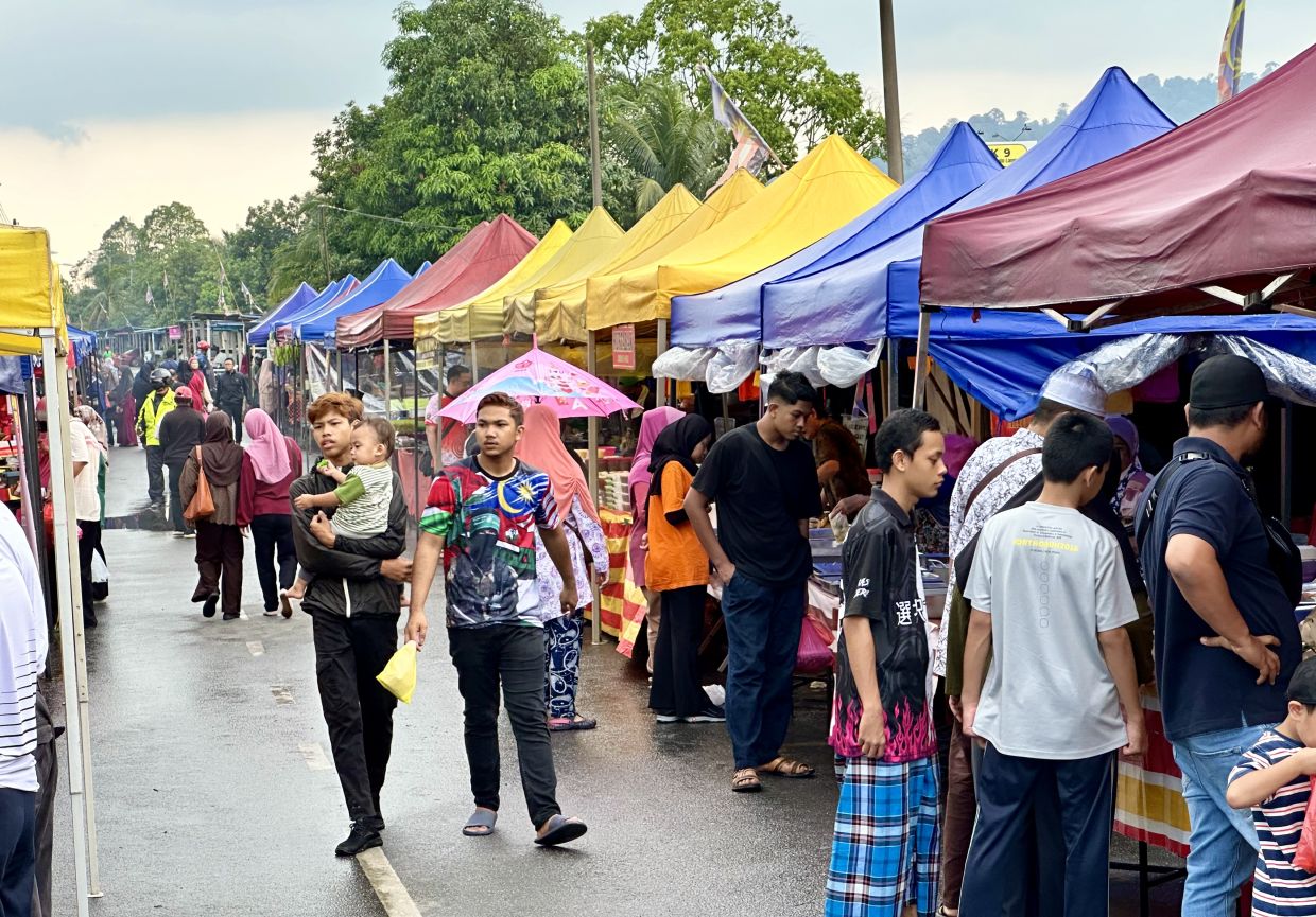 The Taman Sri Nanding Ramadan bazar is considered the largest in Dusun Tua with 84 stalls.—SHAARI CHEMAT / THESTAR